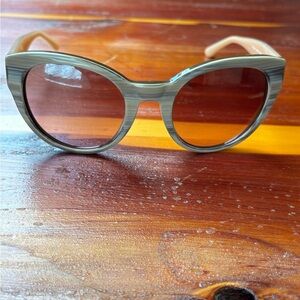 New (no tags) Tory Burch Sunglasses and case